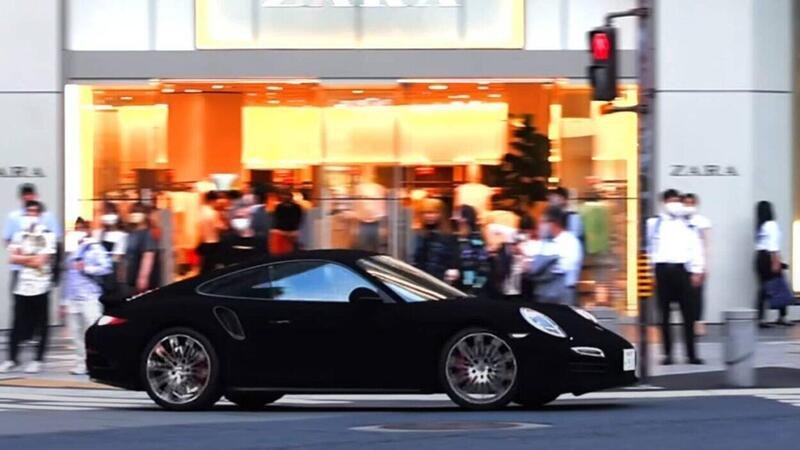 Una Porsche nerissima, ma nera nera nera.... Il tuning estetico dei giapponesi alla 911 Turbo [video&amp;paint]