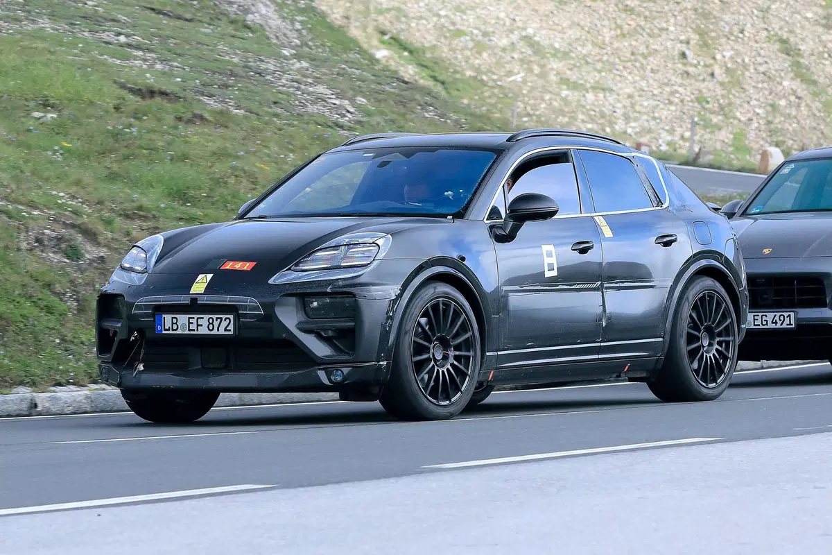 Porsche Macan elettrica, le foto spia  (6)