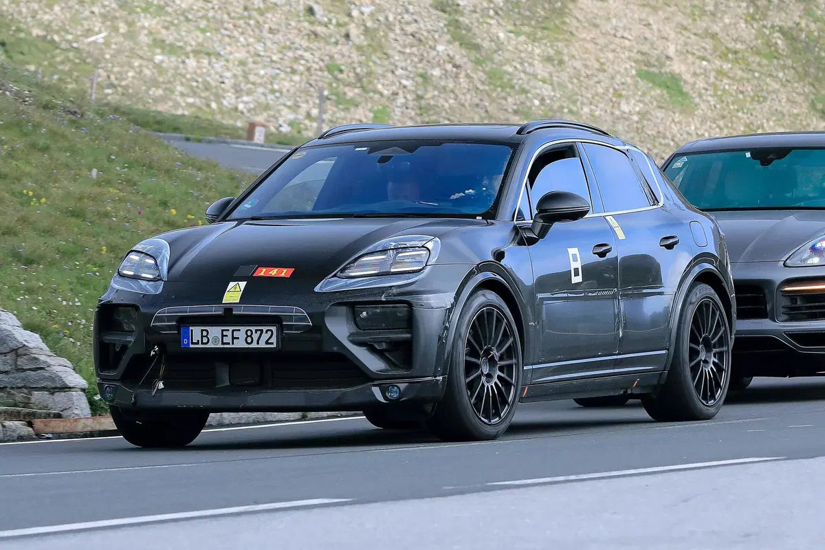 Porsche Macan elettrica, le foto spia  (7)