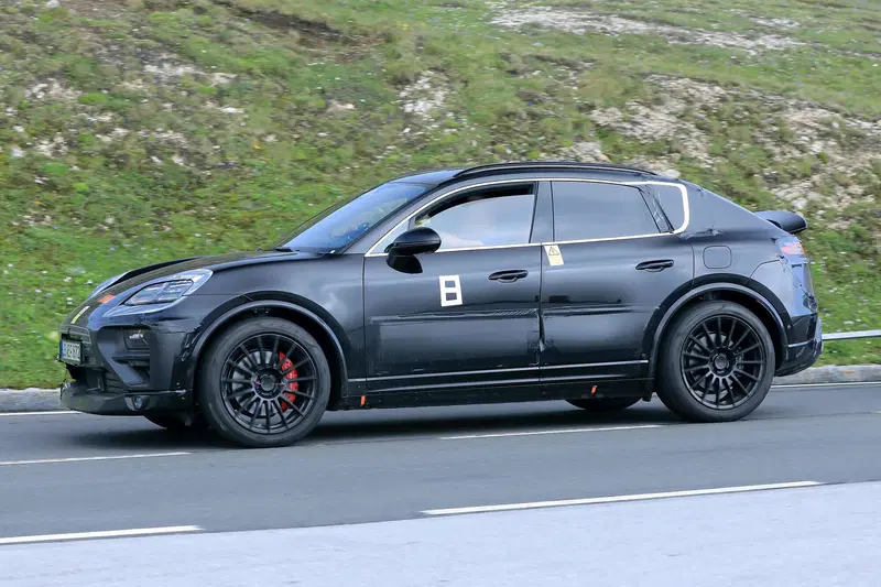 Porsche Macan elettrica, le foto spia 