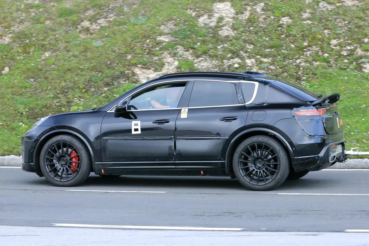 Porsche Macan elettrica, le foto spia  (8)