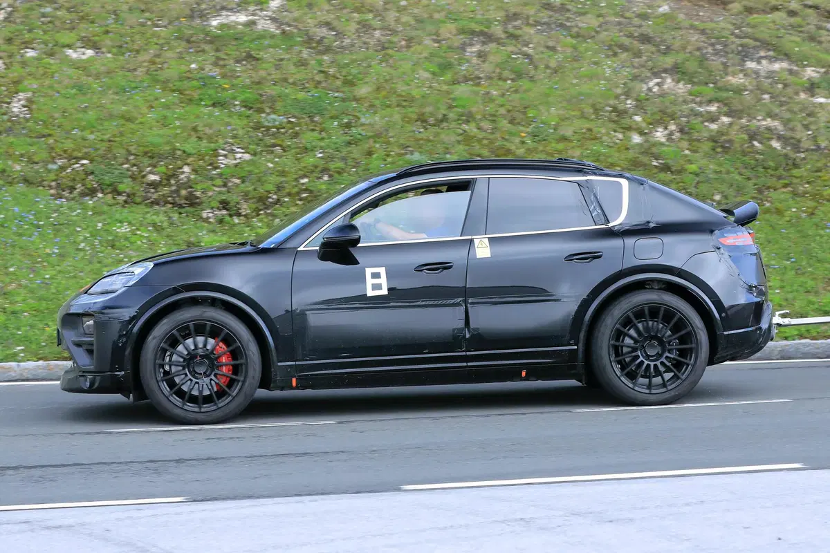 Porsche Macan elettrica, le foto spia  (9)