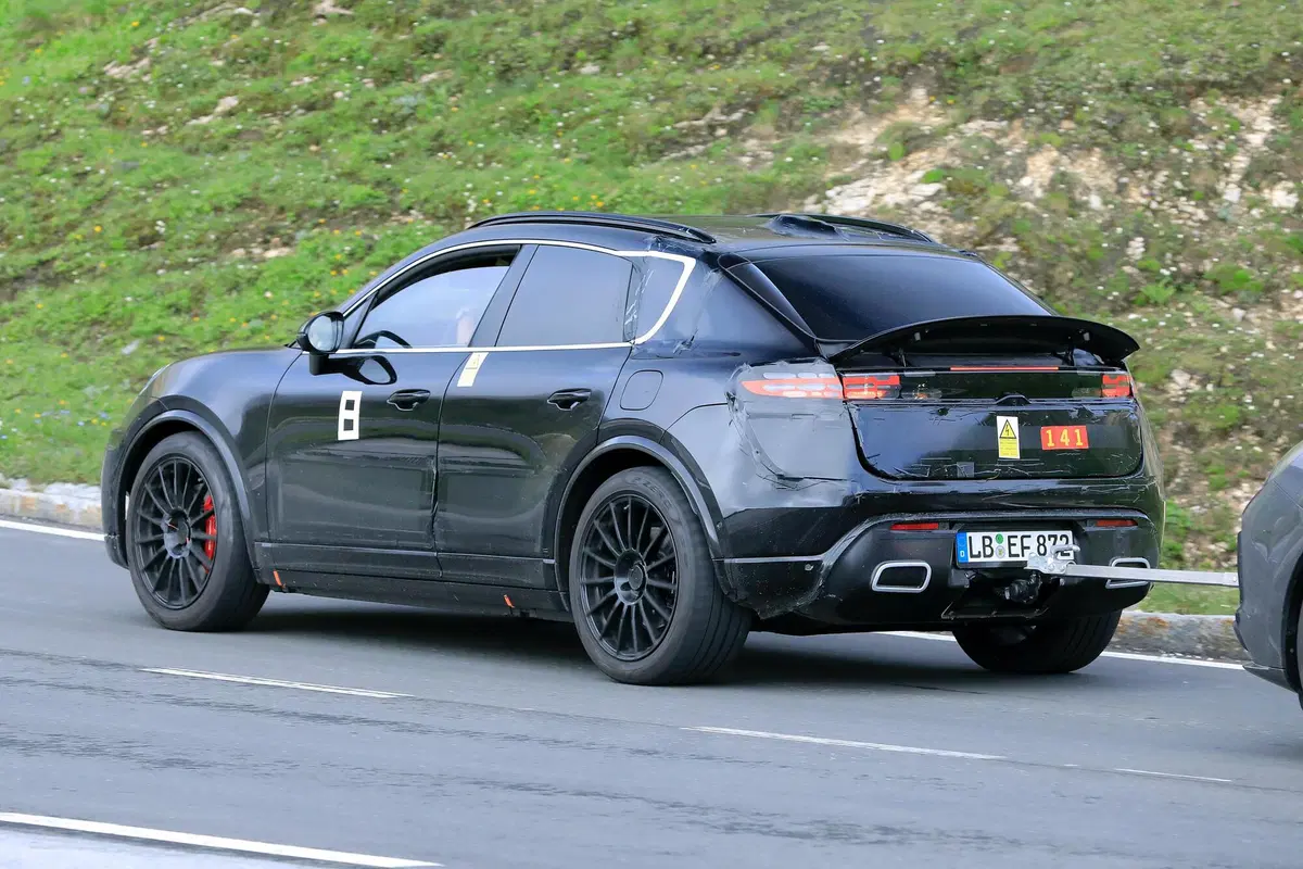 Porsche Macan elettrica, le foto spia  (10)