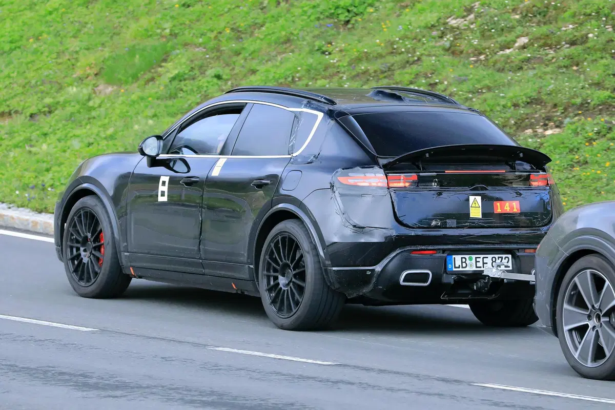 Porsche Macan elettrica, le foto spia  (13)