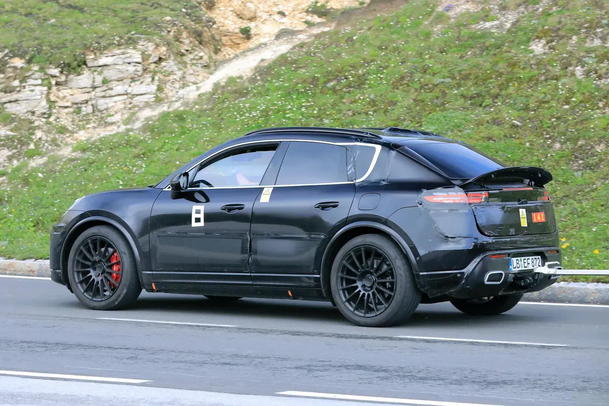 Porsche Macan elettrica, le foto spia  (11)