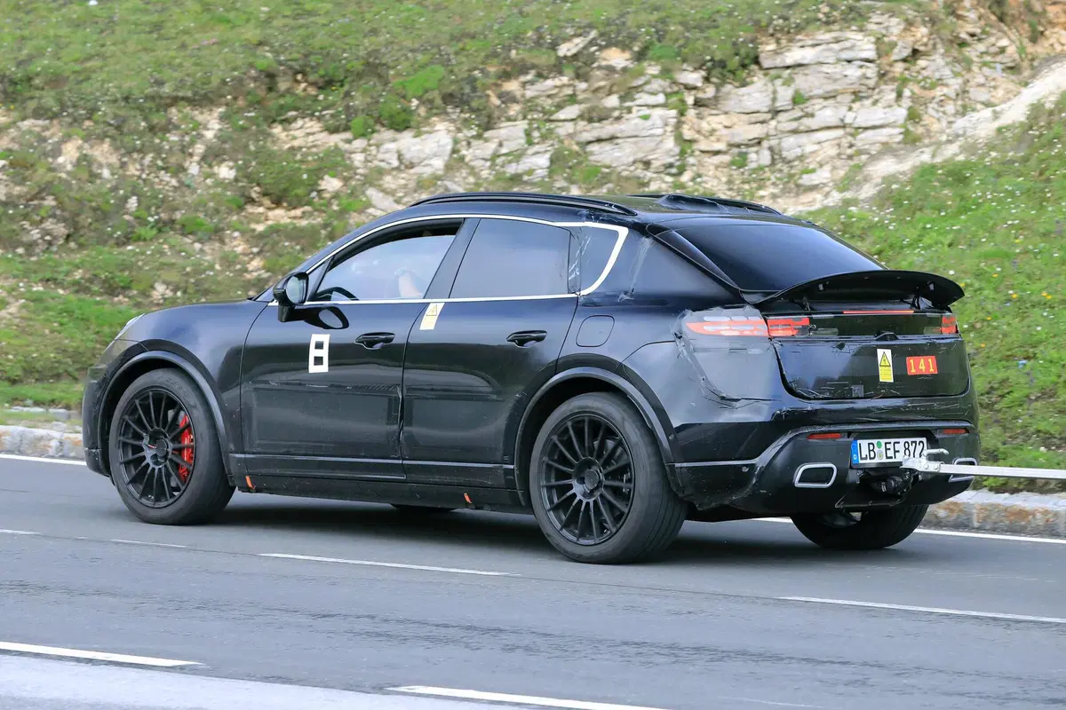 Porsche Macan elettrica, le foto spia  (14)