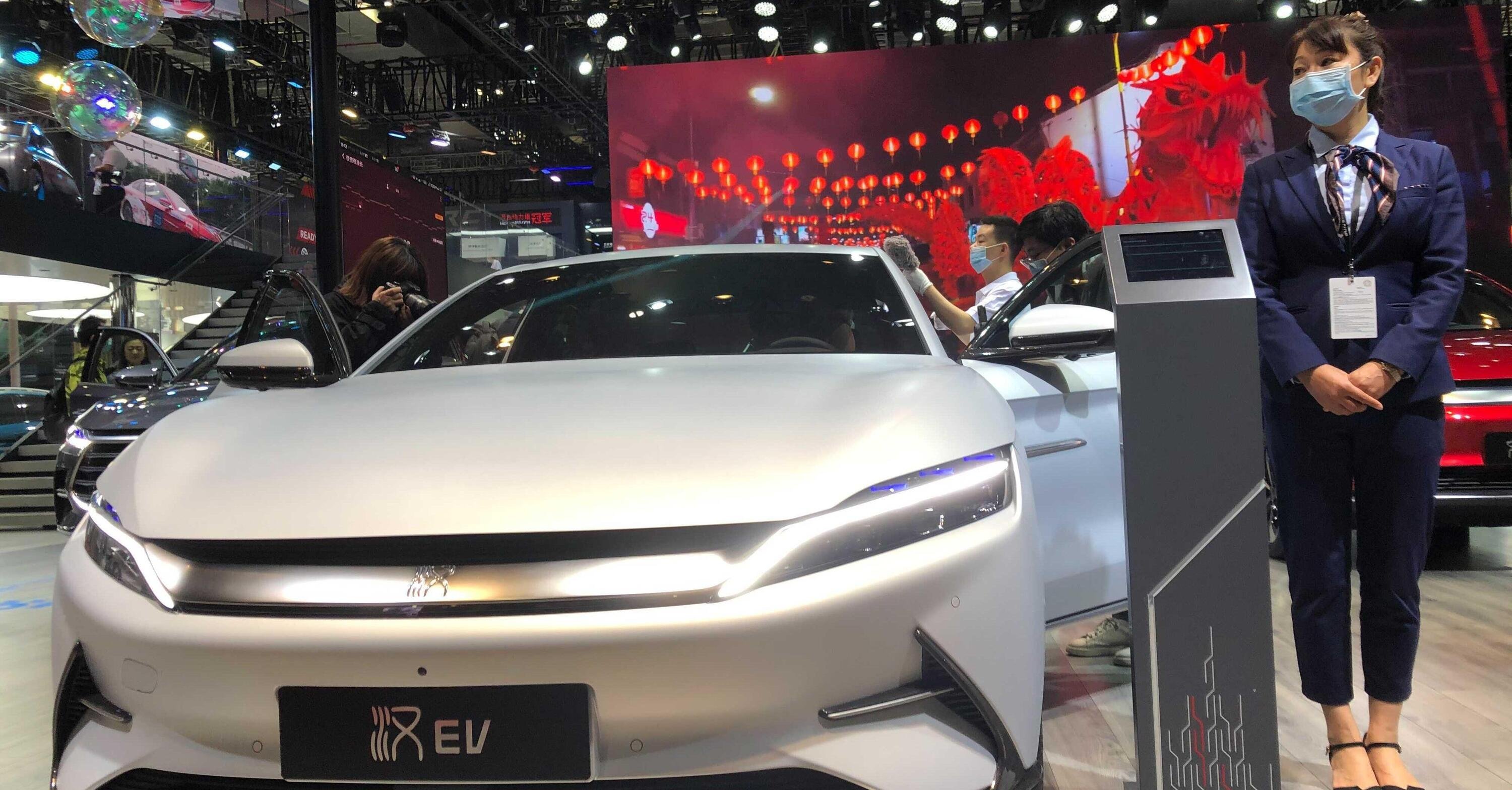 Anche il futuro dell&rsquo;auto elettrica &egrave; cinese? Byd sorpassa Tesla nelle vendite