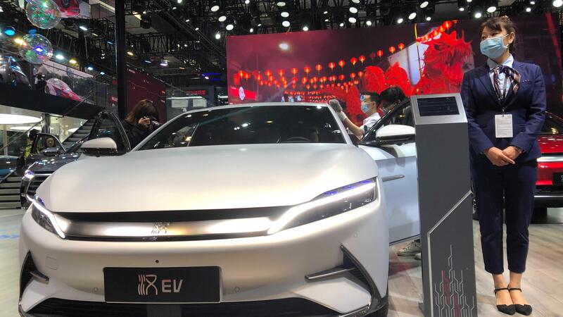 Anche il futuro dell&rsquo;auto elettrica &egrave; cinese? Byd sorpassa Tesla nelle vendite