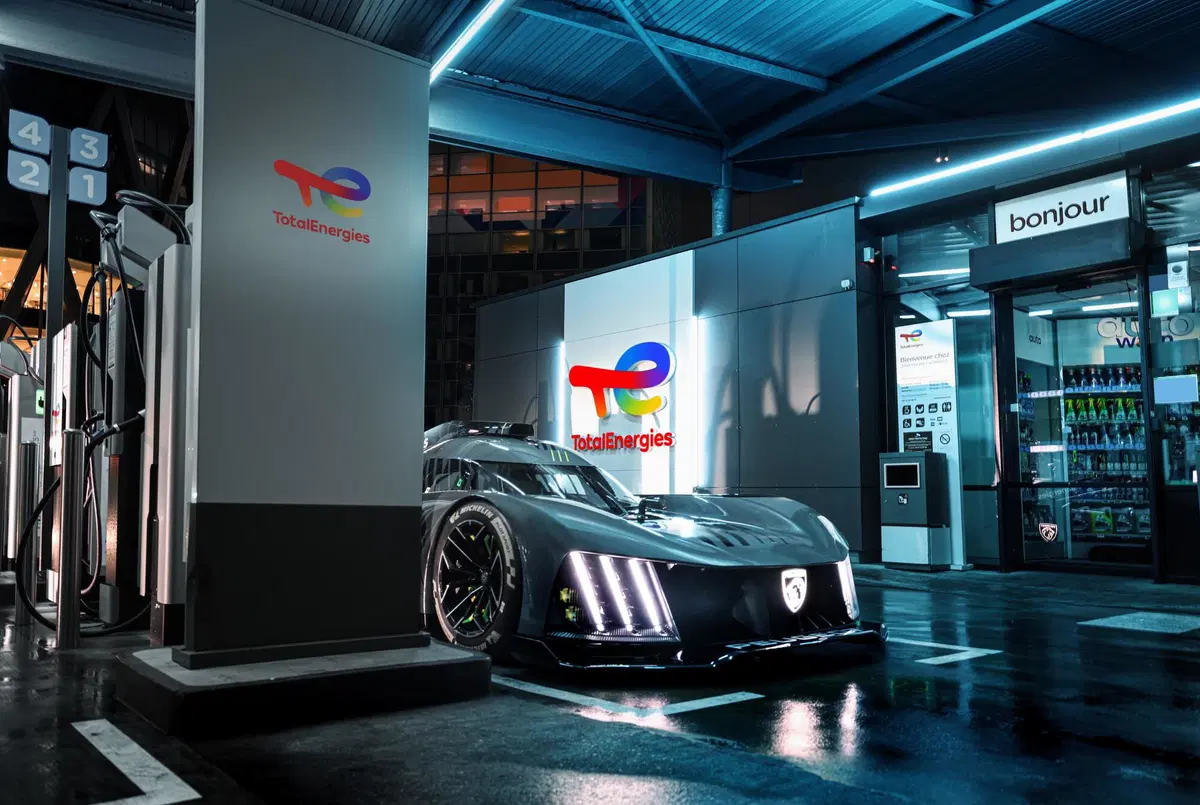 Peugeot 9X8 e 408, a Monza si incontrano due auto di rottura (5)