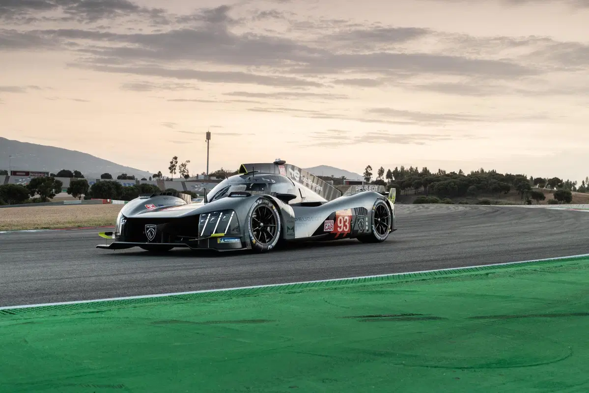 Peugeot 9X8 e 408, a Monza si incontrano due auto di rottura (25)