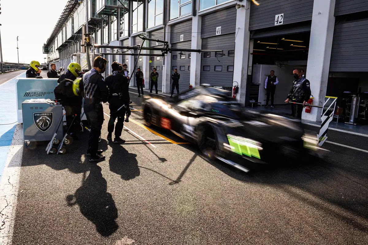 Peugeot 9X8 e 408, a Monza si incontrano due auto di rottura (27)