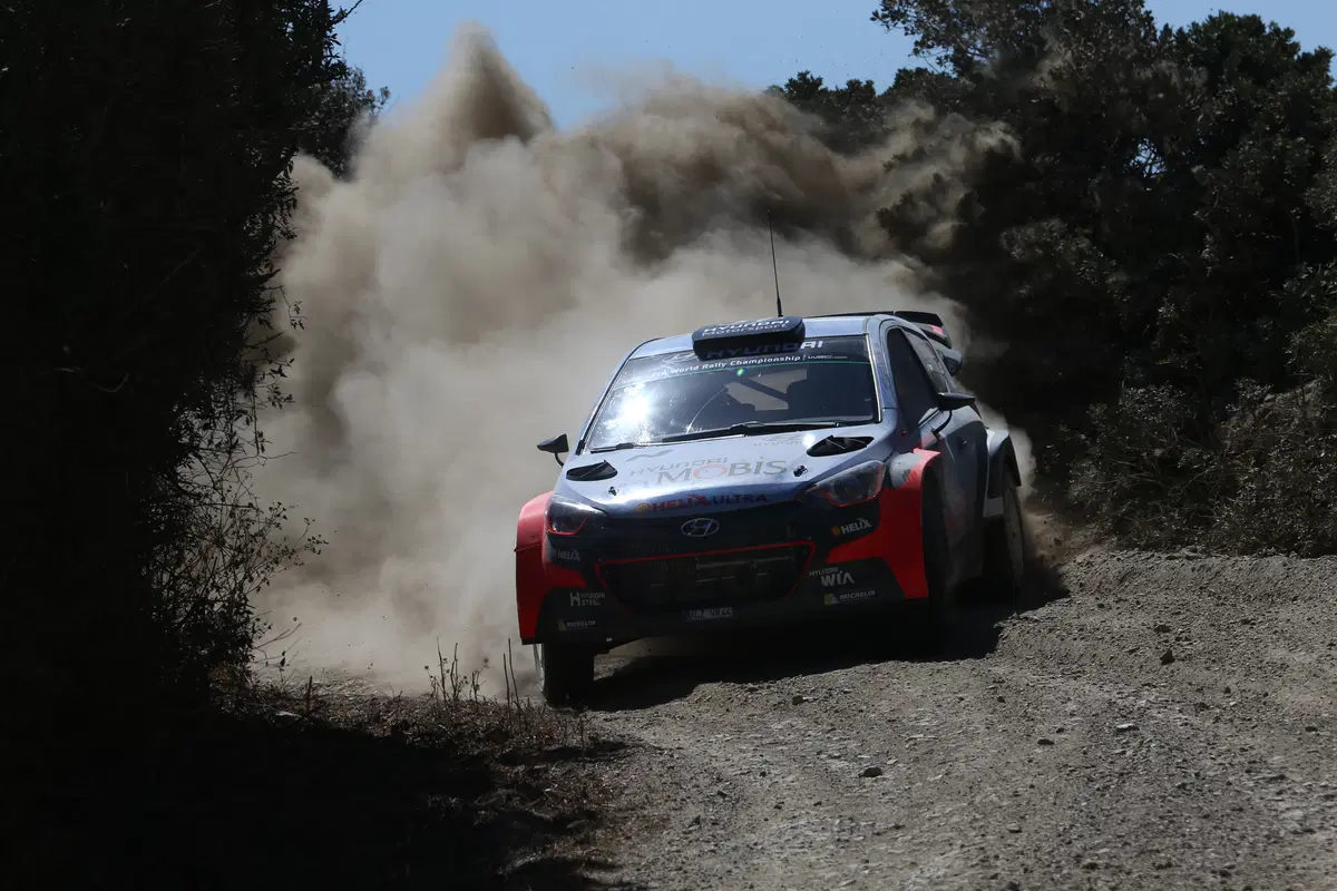 WRC Sardegna 2016: “in pista” con Neuville e la Hyundai i20  (5)