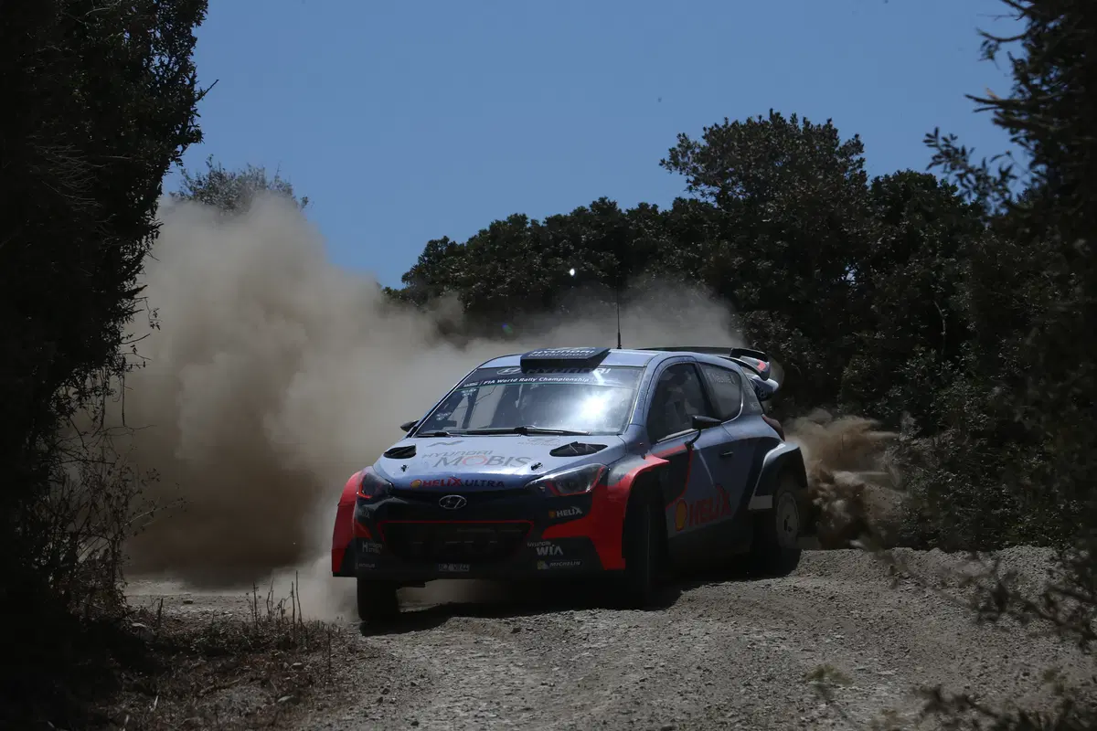 WRC Sardegna 2016: “in pista” con Neuville e la Hyundai i20  (9)
