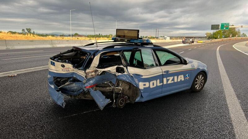 Non vede l&#039;auto della Polizia e fa un disastro, incidente in A1 [VIDEO]