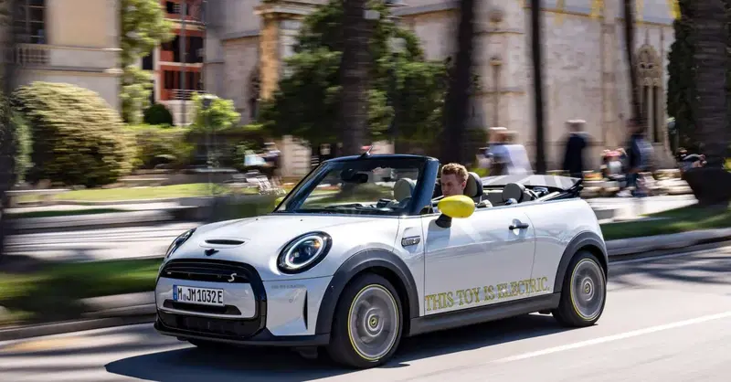 Scoperta ed elettrica: questa Mini ci piace cos&igrave; com'&egrave; (esemplare unico)