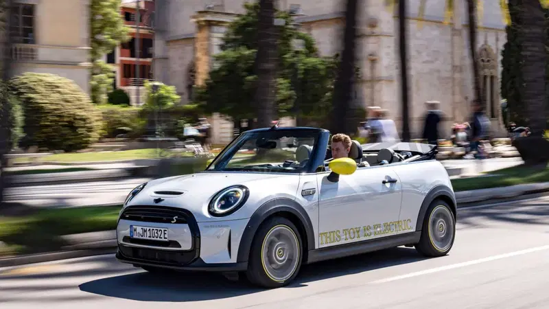 Scoperta ed elettrica: questa Mini ci piace cos&igrave; com'&egrave; (esemplare unico)