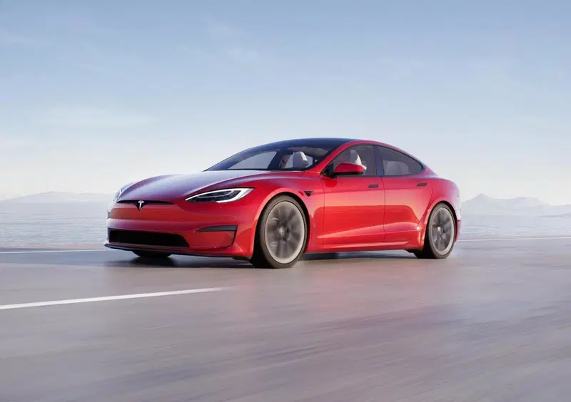 Tesla Model S (2)
