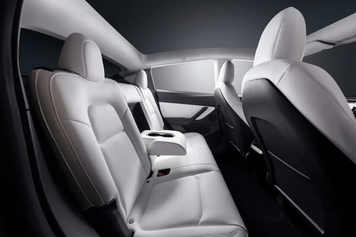 Tesla Model Y Long Range Dual Motor awd (32)