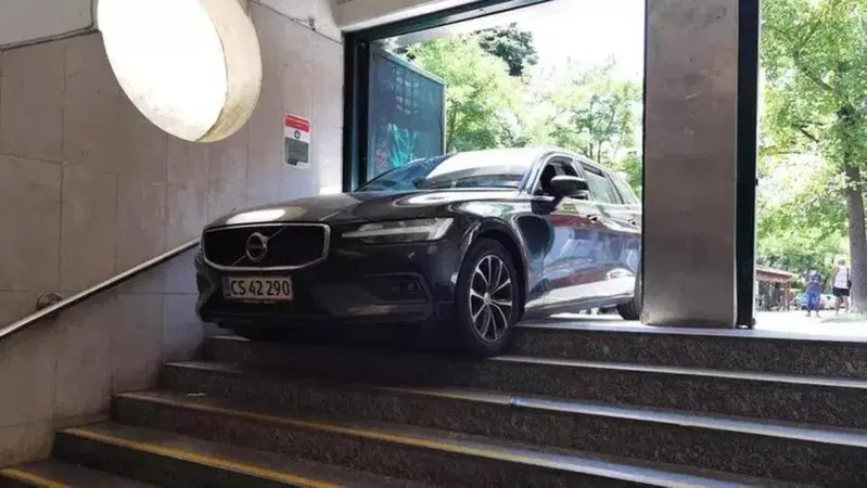 Quando il navigatore ti d&agrave; strani consigli: entra in auto nel sottopasso a Mestre