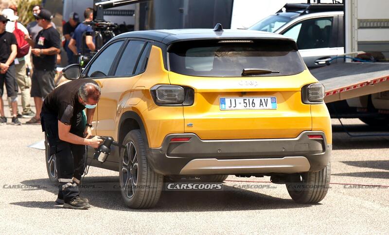 La nuova Baby Jeep Mini Renegade tutta elettrica posa sul set