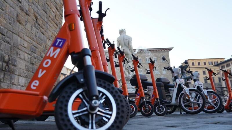 Firenze: bonus da 30 euro per il casco sul monopattino