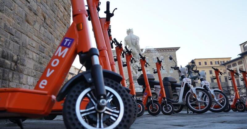 Firenze: bonus da 30 euro per il casco sul monopattino