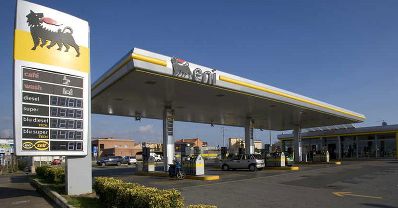 &quot;Schiscia il butun verd e &#039;speta un cicinin&quot;: anche a Milano Eni station vende benzina in meneghino [VIDEO]