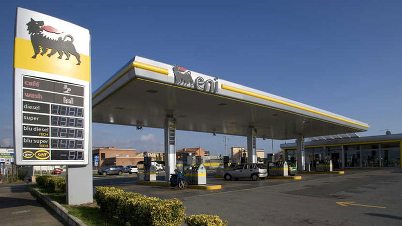 &quot;Schiscia il butun verd e &#039;speta un cicinin&quot;: anche a Milano Eni station vende benzina in meneghino [VIDEO]