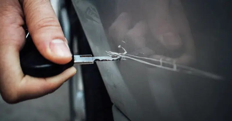 Togliere i graffi dall'auto, ecco come [non solo pasta abrasiva]
