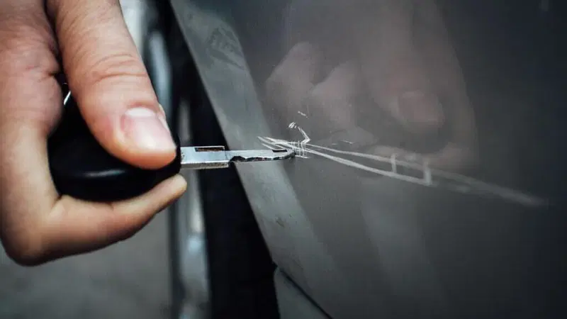 Togliere i graffi dall'auto, ecco come [non solo pasta abrasiva]