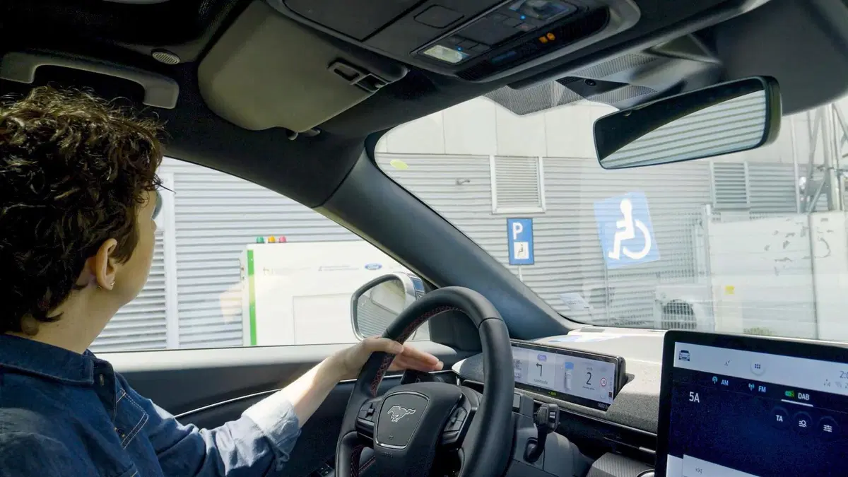 Ford: stazione di ricarica per utenti disabili (4)