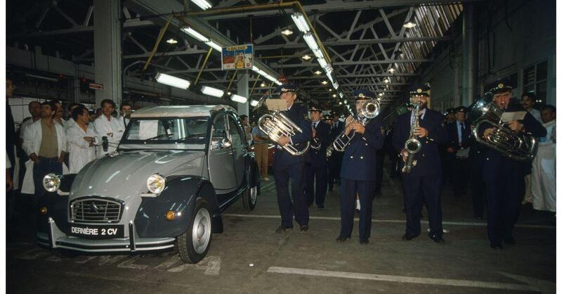 Ricorrenze auto care a Stellantis: l&rsquo;incredibile giovinezza 2CV [prodotta fino a 27/7/90]