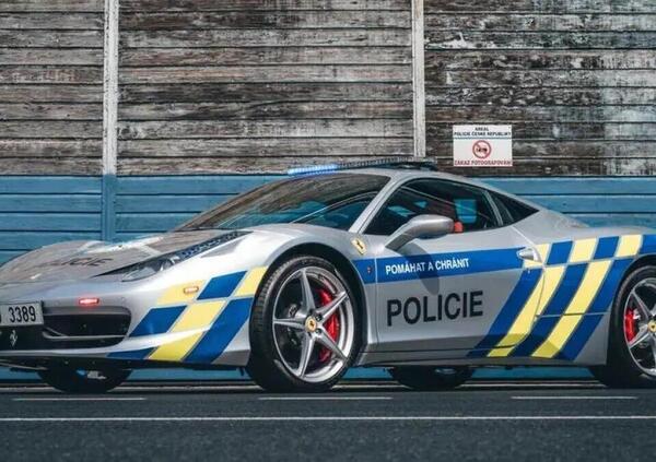 Una Ferrari Italia Entra Nella Flotta Della Polizia Ceca News Automoto It