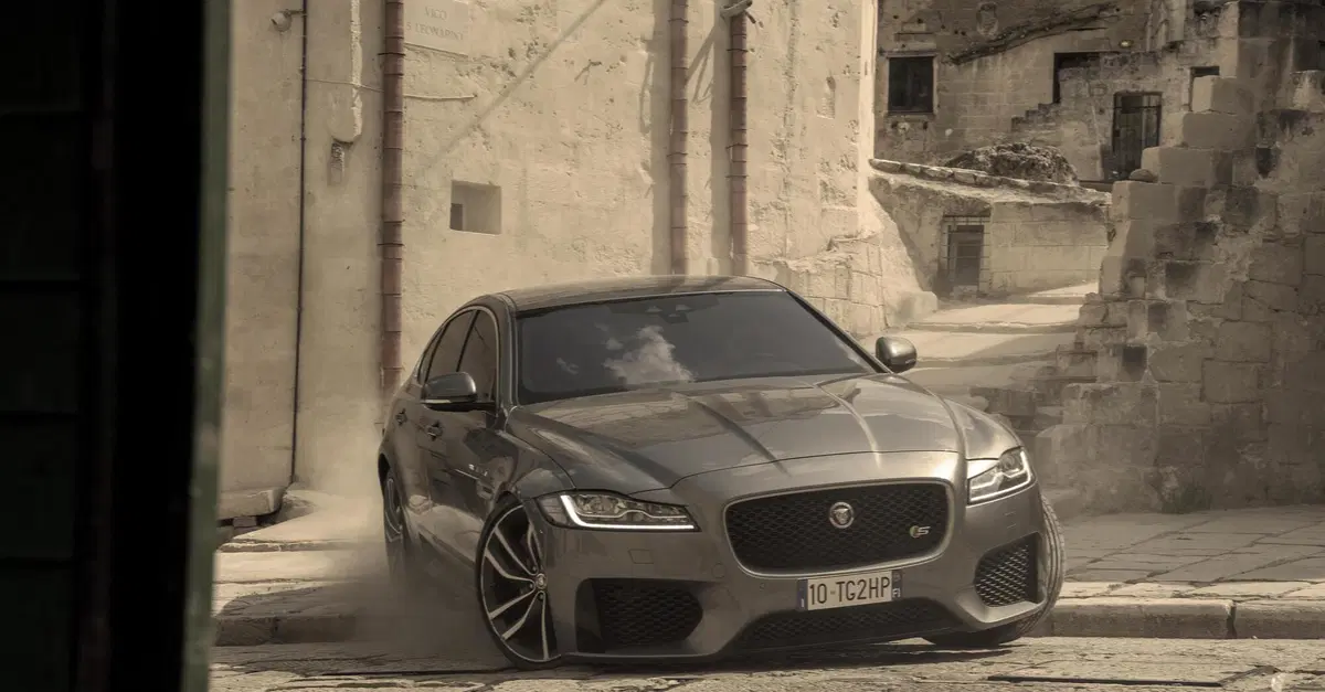 Le auto di James Bond ("No time to die") Defender, Range Rover e Jaguar all'asta