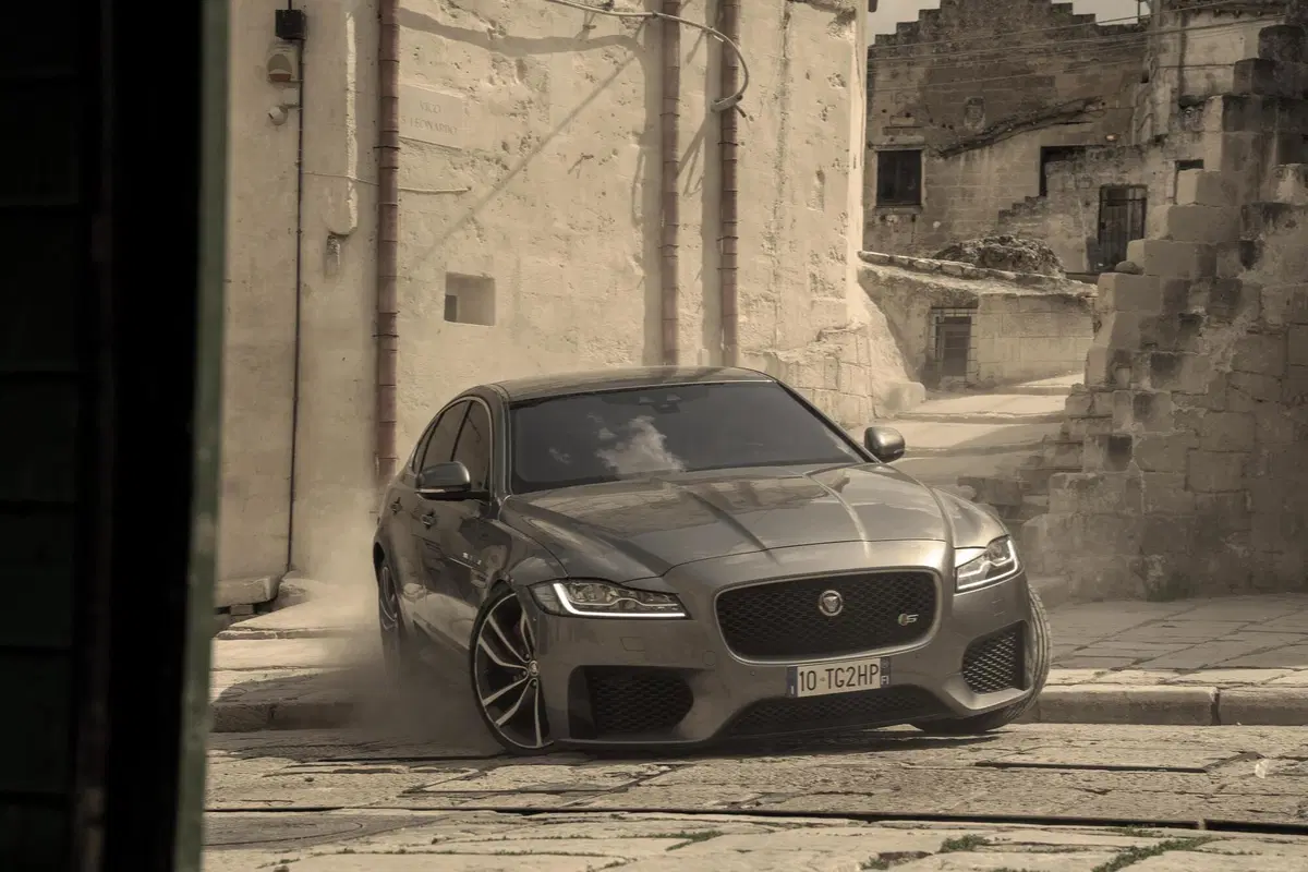 Le auto di James Bond ("No time to die") Defender, Range Rover e Jaguar all'asta