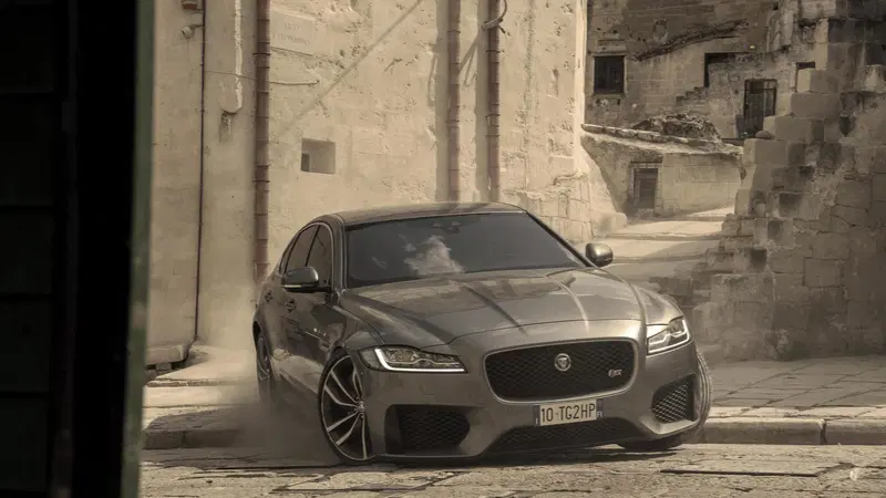 Le auto di James Bond ("No time to die") Defender, Range Rover e Jaguar all'asta
