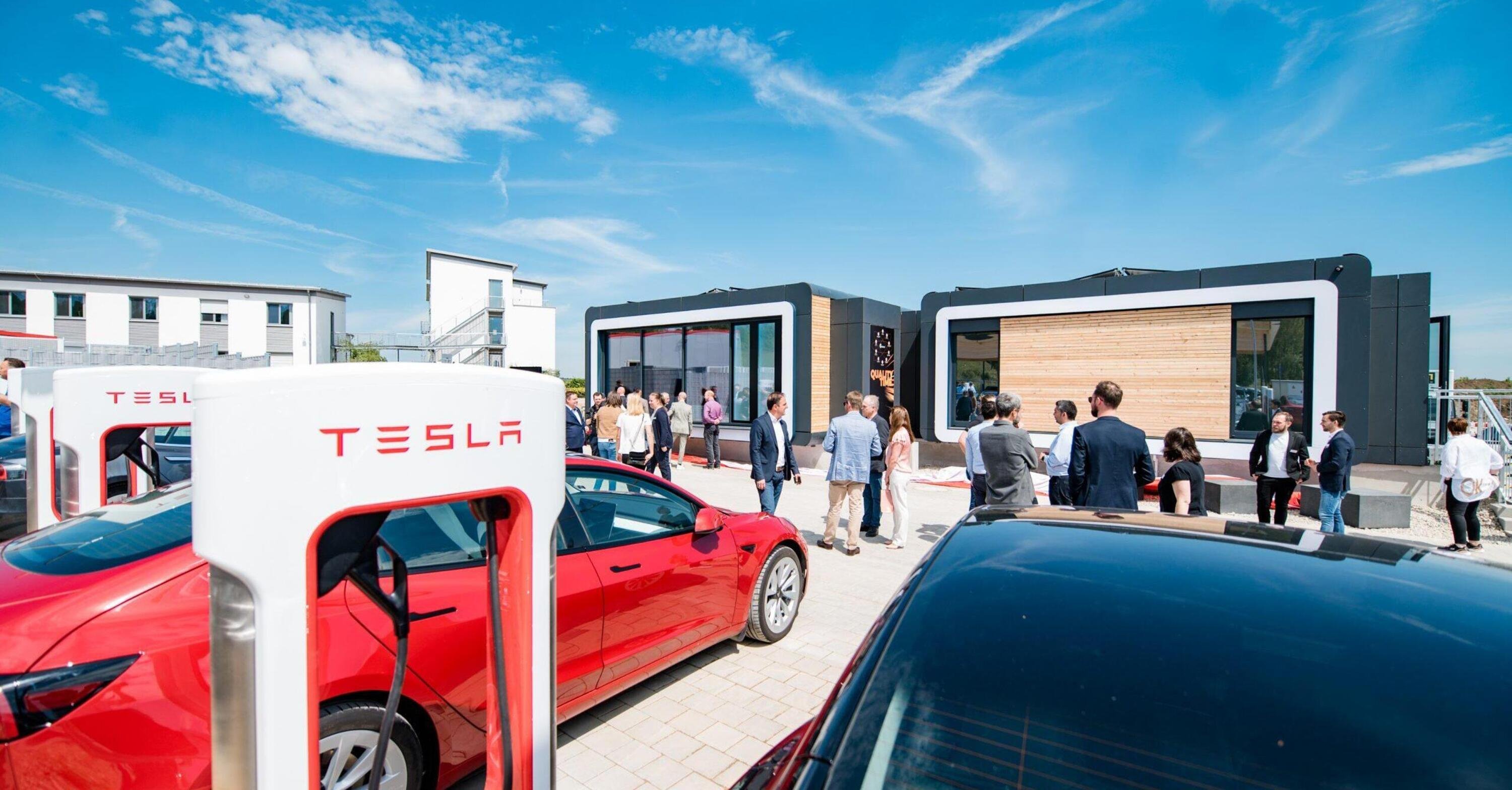 Stop ai Tesla supercharger in mezzo al nulla: saranno piccole aree di servizio automatiche
