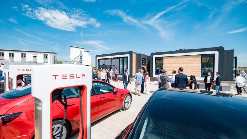 Stop ai Tesla supercharger in mezzo al nulla: saranno piccole aree di servizio automatiche
