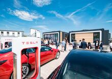 Stop ai Tesla supercharger in mezzo al nulla: saranno piccole aree di servizio automatiche