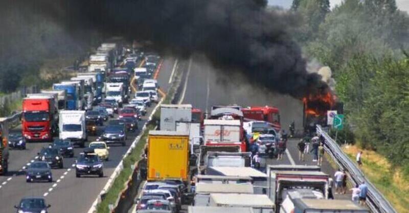 In coda in autostrada a Modena giocano a pallone: tre cittadini svizzeri feriti 