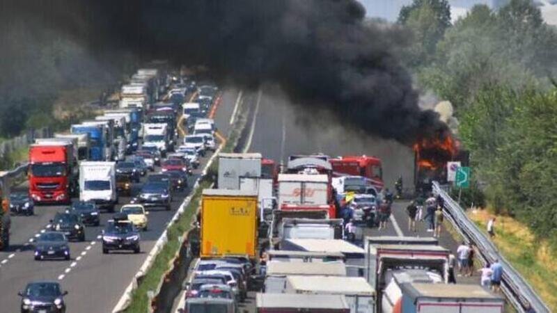 In coda in autostrada a Modena giocano a pallone: tre cittadini svizzeri feriti 
