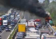 In coda in autostrada a Modena giocano a pallone: tre cittadini svizzeri feriti 