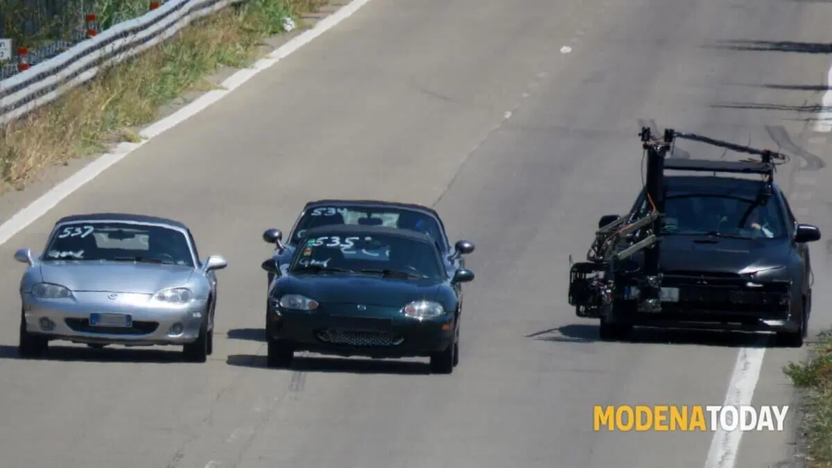 Il film sulla vita di Enzo Ferrari: iniziano le riprese a Modena (con tre Mazda MX-5)   (5)