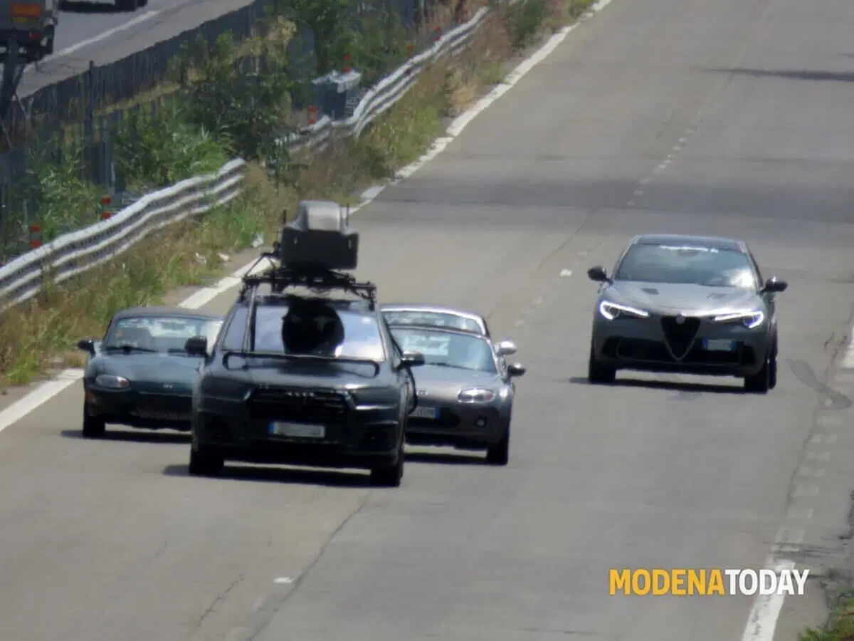 Il film sulla vita di Enzo Ferrari: iniziano le riprese a Modena (con tre Mazda MX-5)   (8)