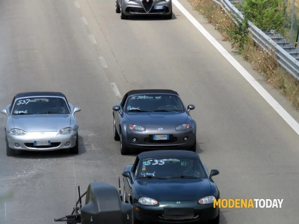 Il film sulla vita di Enzo Ferrari: iniziano le riprese a Modena (con tre Mazda MX-5)   (9)
