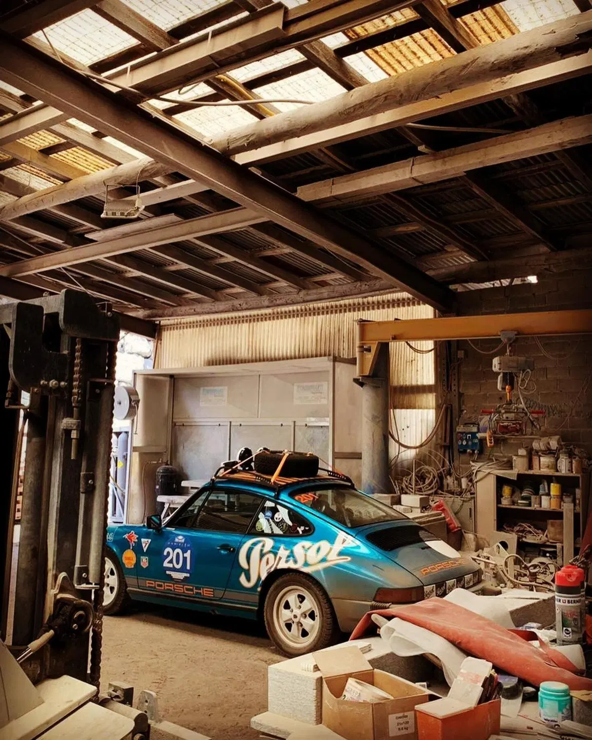 La pausa pranzo giusta quando il tuo titolare lascia una 911 in garage [video] (5)