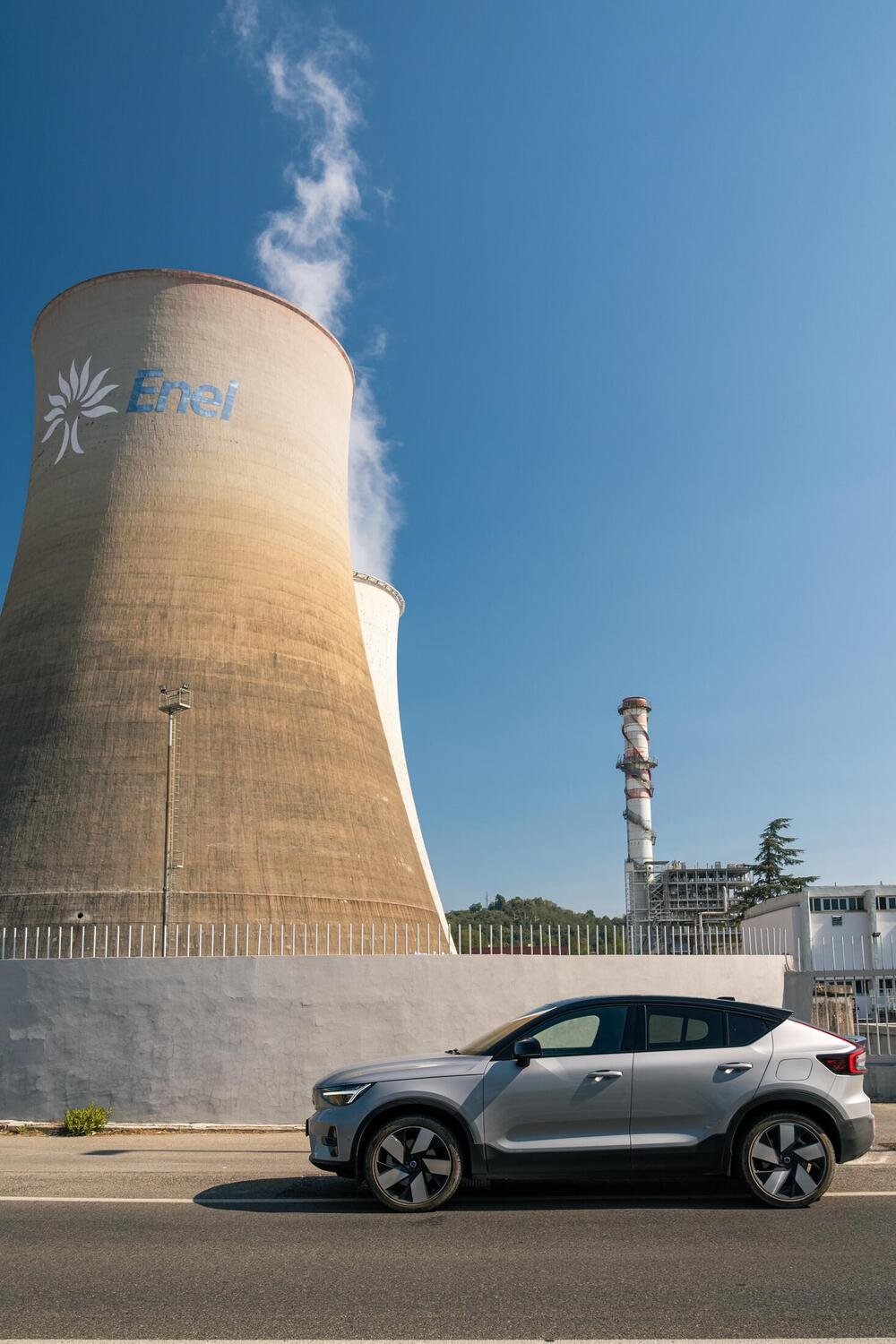 La C40 ci ricorda che una parte dell&#039;energia elettrica &egrave; prodotta sfruttando i combustibili fossili. Questa la centrale termoelettrica di Santa Barbara, in Toscana