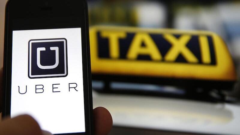 Taxi e Uber, al via una piattaforma unica per i due servizi: la svolta di Milano