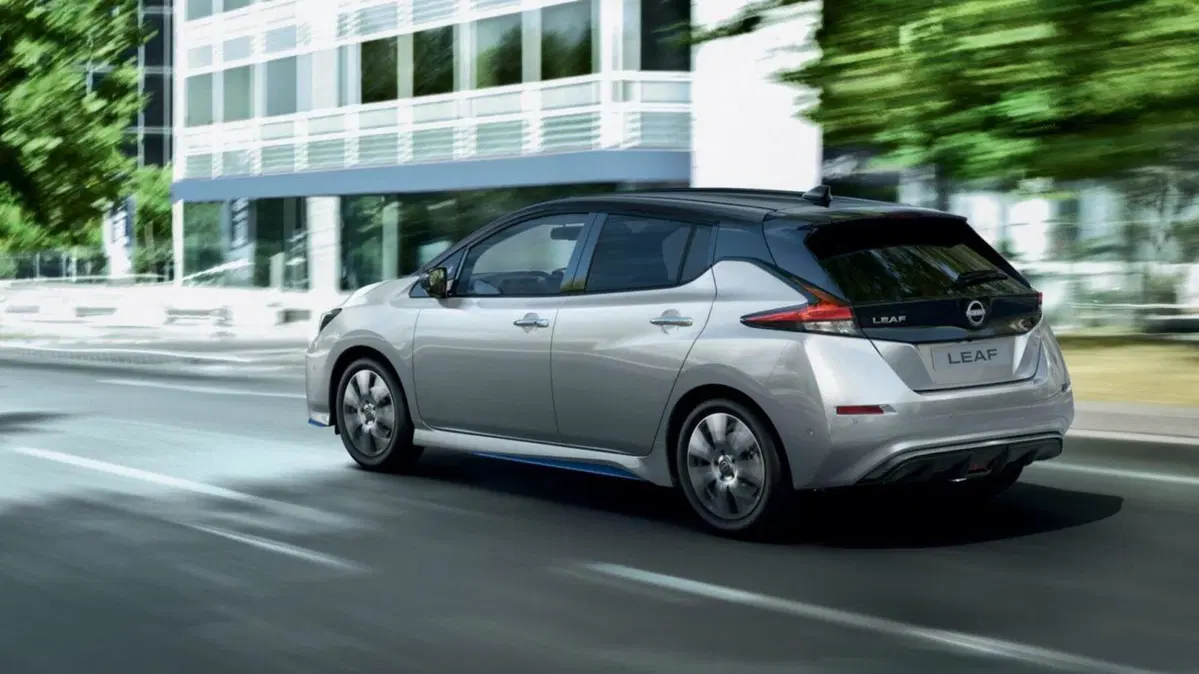 Non è mai troppo tardi per capire le elettriche S1E06: Nissan LEAF e BMW i3 alla carica (2)