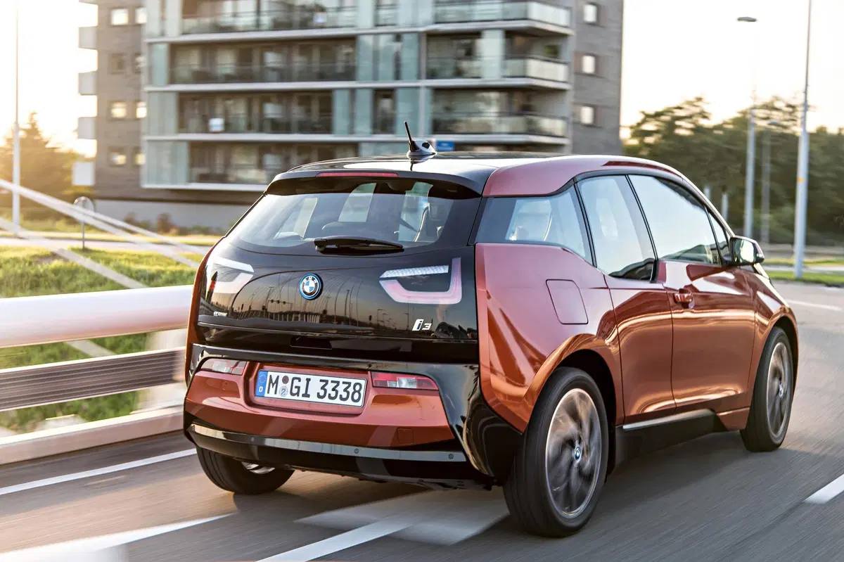 Non è mai troppo tardi per capire le elettriche S1E06: Nissan LEAF e BMW i3 alla carica (2)